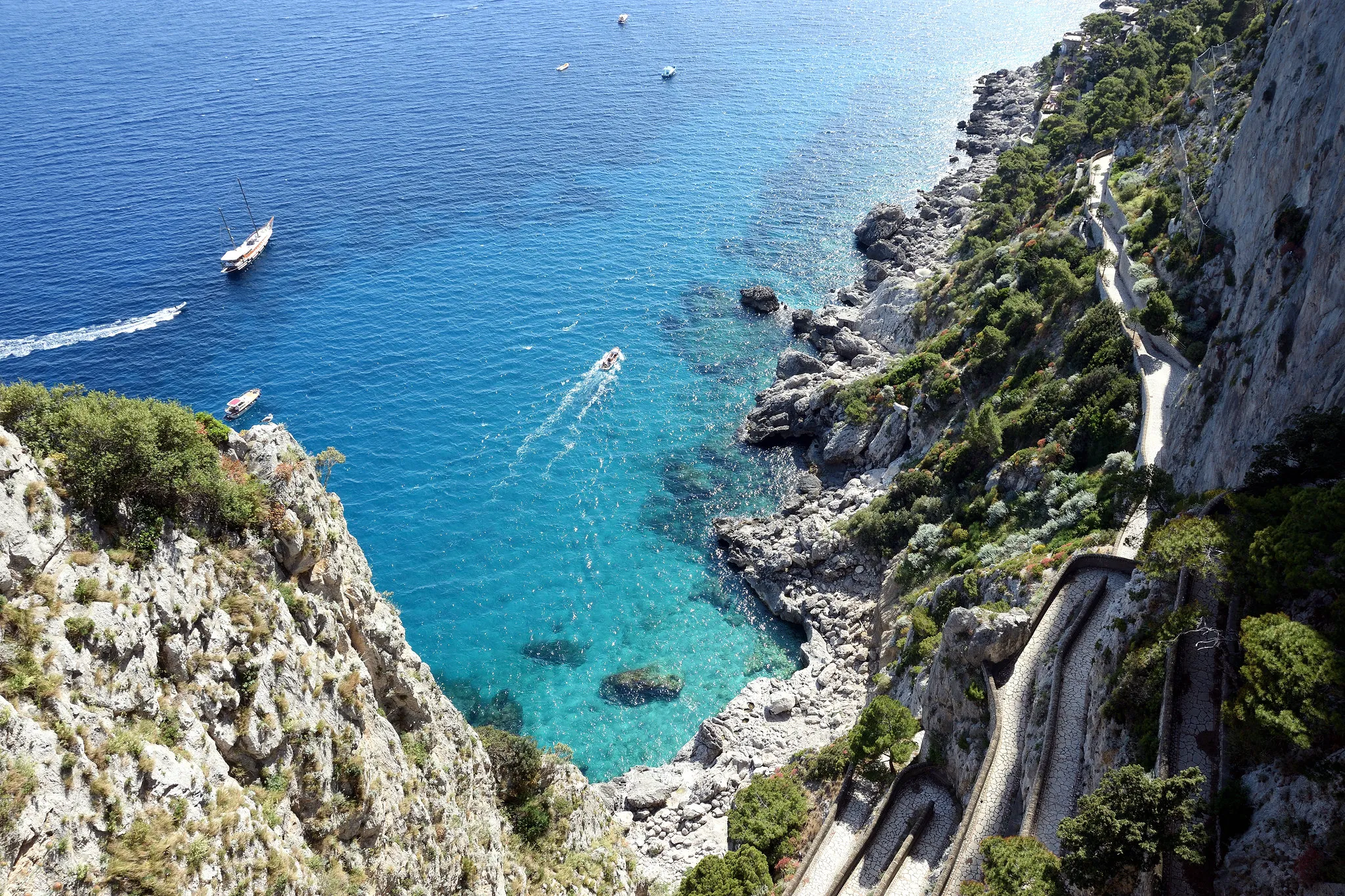 mare capri scogli